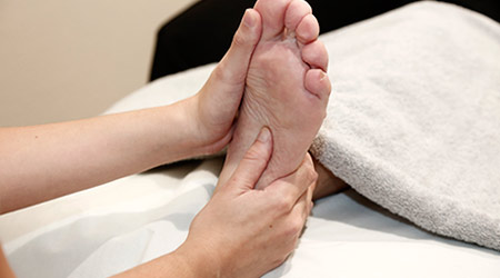 Terapia fisioterap&eacute;utica con reflexolog&iacute;a podal